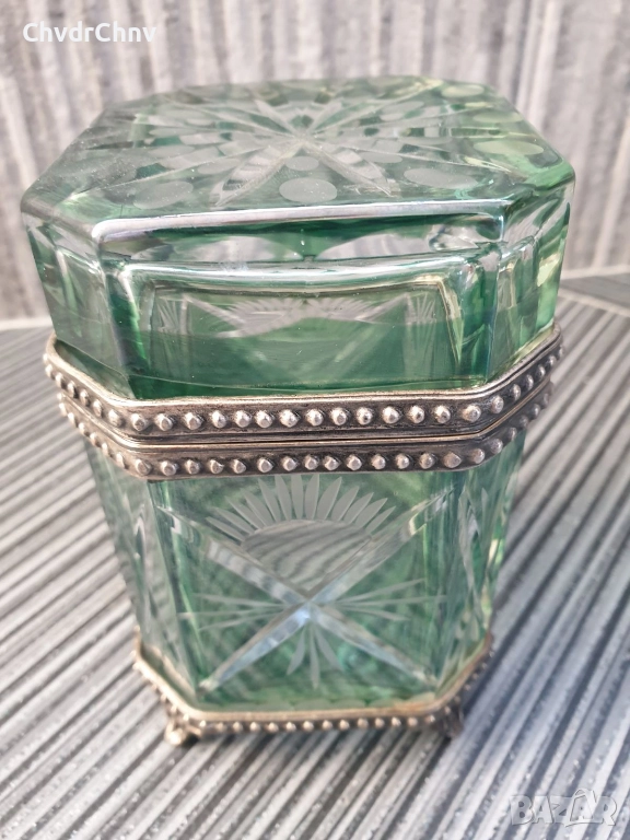 Стара Бохемия кристална кутия с капак 14см/бижутерка-бонбониера-захарница, снимка 1