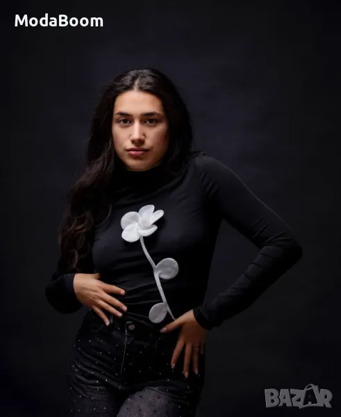 Стилна черна дамска блуза с цвете, снимка 1