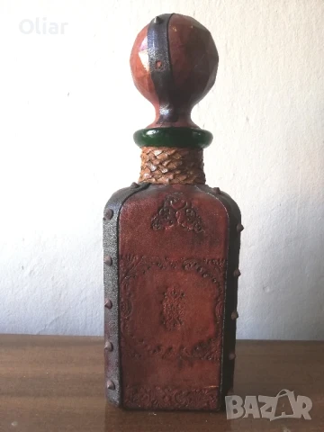 Красива и нестандартна бутилка от стъкло и щампирана кожа., снимка 4 - Антикварни и старинни предмети - 50749038