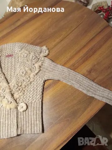 Намалена на 16 Страхотна вълнена жилетка, гарнирана с естествени кожички.Размер S,M,L.Цена 18,00 лв., снимка 2 - Жилетки - 48425505