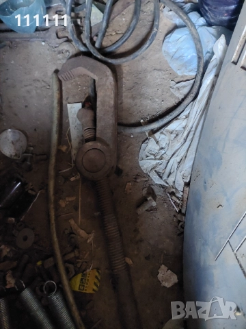 Голям и масивен ключ за тръби и гайка 