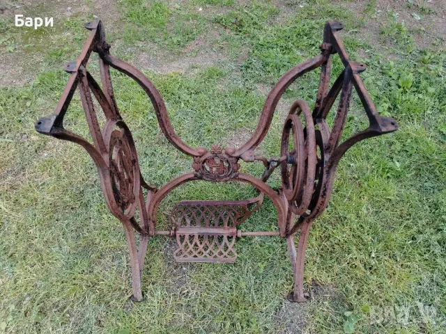 Красиви крака на стара шевна машина NS/BRUDER-KEPICH