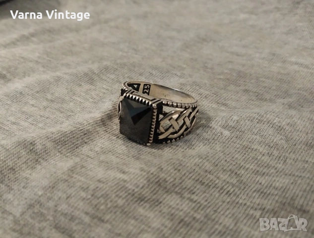 Красив оригинален сребърен пръстен с плетка и камък. 925. 5,9 гр.
