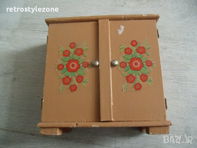 № 6646 стара детска играчка - дървено гардеробче   - размер 16,5 / 17 / 7 см , снимка 2 - Други ценни предмети - 38685667