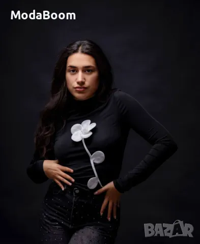 Стилна черна дамска блуза с цвете