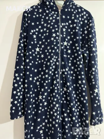 Марков еластичен поларен гащеризон с качулка и метален цип в тъмно синьо на бели звездички 