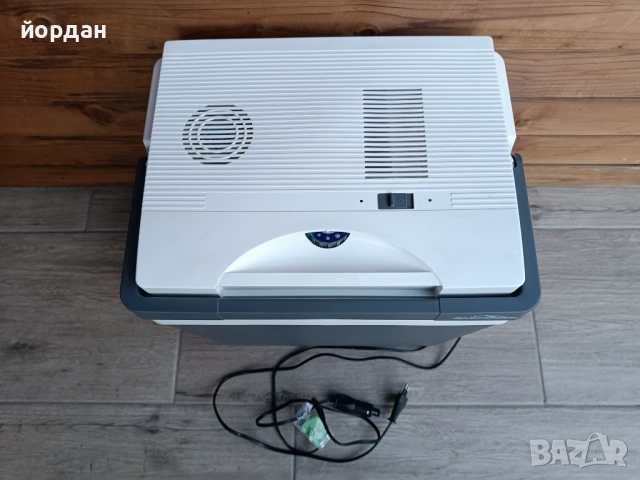 Хладилна чанта Adventuridge 12/220 волта , снимка 3 - Хладилни чанти - 53839445