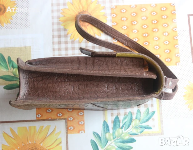 Чанта на повече от 50 години, снимка 3 - Чанти - 50963943