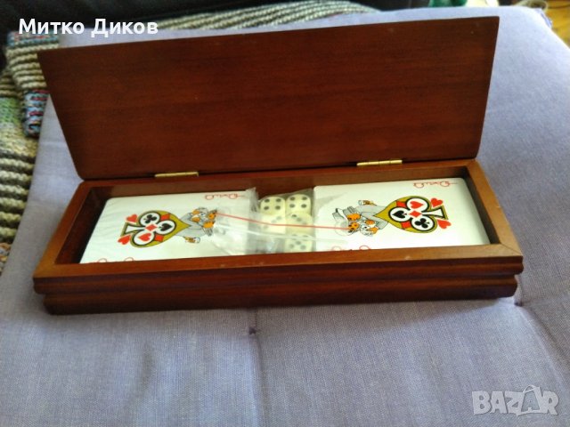 Дървена кутия сдва чифта нови карти 52+2жокера пластик и 5 зара нови за барбут и други кокалени