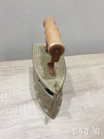 Стара бронзова ютия, снимка 4 - Антикварни и старинни предмети - 40305591