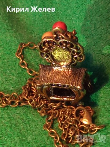 МЕДАЛЬОН МИНИАТЮРА ТОАЛЕТКА СТАТУЕТКА МЕСИНГ 3917, снимка 2 - Колиета, медальони, синджири - 29814986