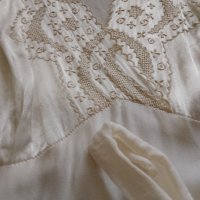 19 век Дамска нощница бродирана  бял копринен сътен, снимка 7 - Антикварни и старинни предмети - 41703315