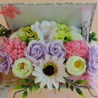 Свежа кутия книга📖 със сапунени цветя подходяща за учители📚 и за всеки ваш специален повод, снимка 2 - Подаръци за жени - 40950776