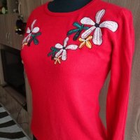 Червен пуловер на цветя, снимка 2 - Блузи с дълъг ръкав и пуловери - 38732761