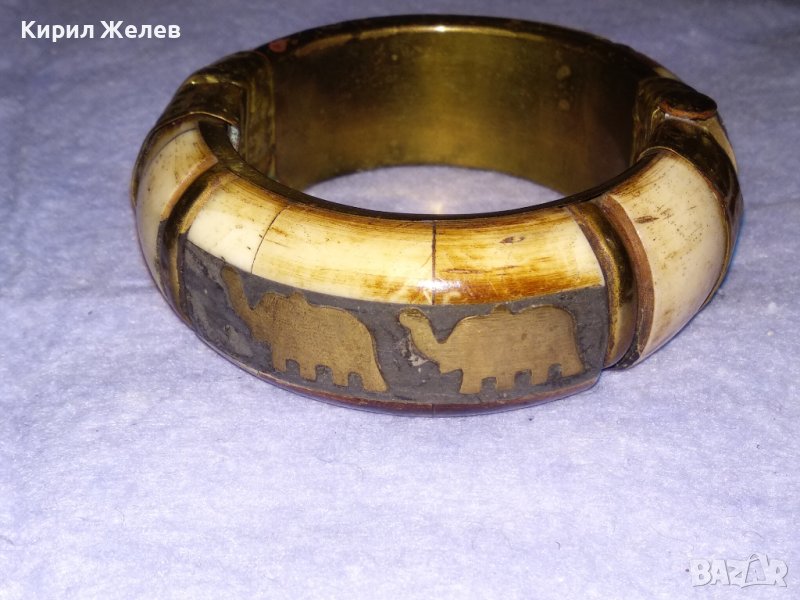 СТАРА МАЙСТОРСКА ТИБЕТСКА БРОНЗОВА ГРИВНА с КАМИЛСКА КОСТ и ИНКРУСТИРАНИ МЕСИНГОВИ СЛОНЧЕТА 73631, снимка 1