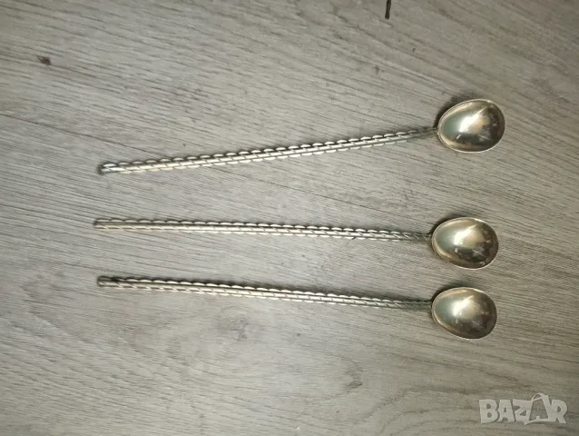 две посребрени метални лъжички