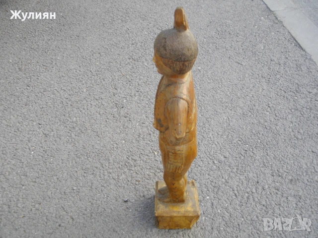 СТАРА БЪЛГАРСКА ДЪРВОРЕЗБА ФИГУРА СТАТУЕТКА НОСИЯ 1972г , снимка 4 - Антикварни и старинни предмети - 50585707