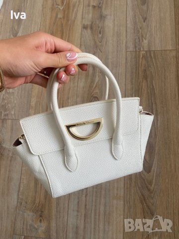 Малка бяла чанта