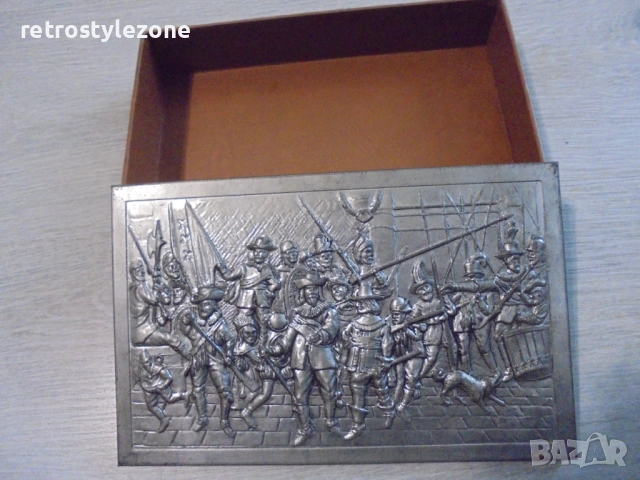 № 8332 Стара кутия от с релефен метален капак  , снимка 2 - Други ценни предмети - 52190449