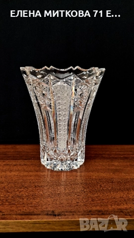 Фантастична масивна кристална ваза с изключително богата и сложна ръчна гравюра и рязан ръб