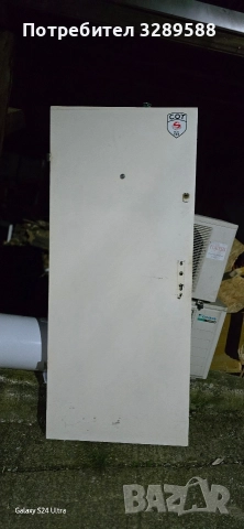 Стандартна метална врата86/200 лява в бял цвят с допълнителна касова брава.