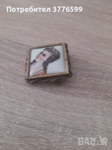 Стара порцеланова брошка, снимка 2 - Антикварни и старинни предмети - 53737057