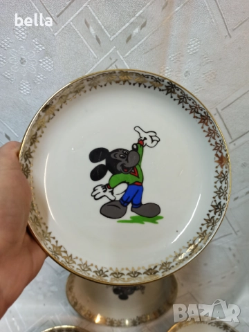 5 Български детски порцеланови чинии с Мики Маус и позлатен кант с орнаменти 17,5 см диаметър ., снимка 4 - Антикварни и старинни предмети - 52771801
