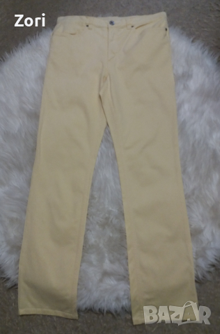 СТРАХОТЕН панталон в нежен светъл жълт цвят с бродерия на джобовете отзад