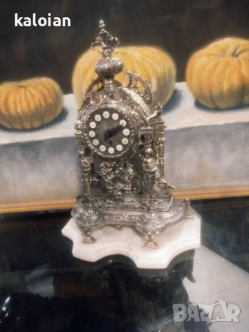 Стар каминен часовник. Бял бронз с готически орнаменти и мраморна основа. 60 те години на миналият в, снимка 2 - Антикварни и старинни предмети - 51286024