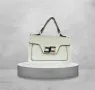 Дизайнерска бяла дамска чанта с модерно закопчаване, снимка 2