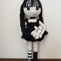 Плетена кукла Уенсдей Адамс, снимка 3 - Плюшени играчки - 41642455