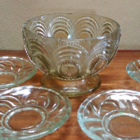 Стара купичка и четири стъклени чинийки за сладко, снимка 1 - Антикварни и старинни предмети - 36238566