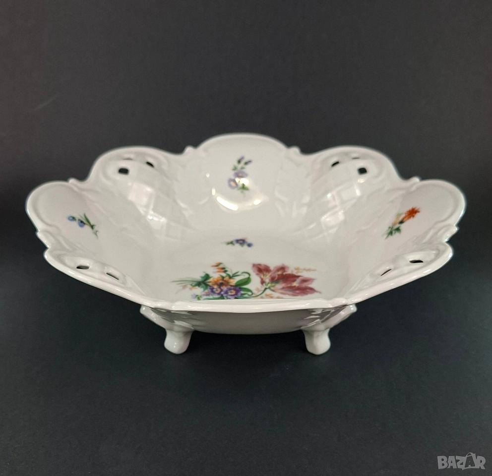 Порцеланова фруктиера на крачета с ажурен, ръб и флорална декорация, снимка 1