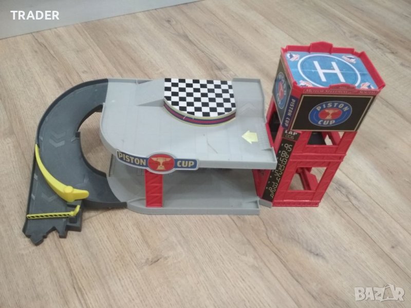 Комплект за игра писта  Disney Cars, Racing Piston Cup паркинг лот, снимка 1