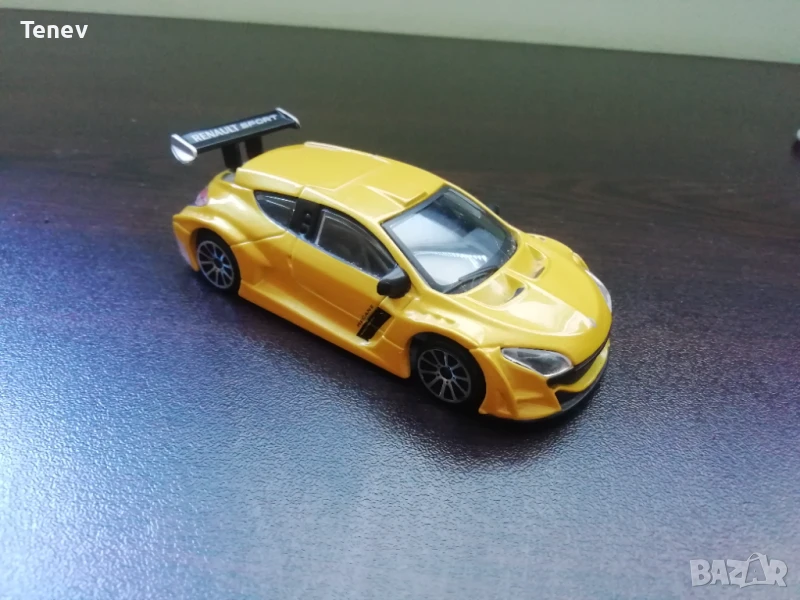 Bburago Renault Megane 1/43 нова оригинална количка Рено Меган мегална Бураго колекционерска , снимка 1
