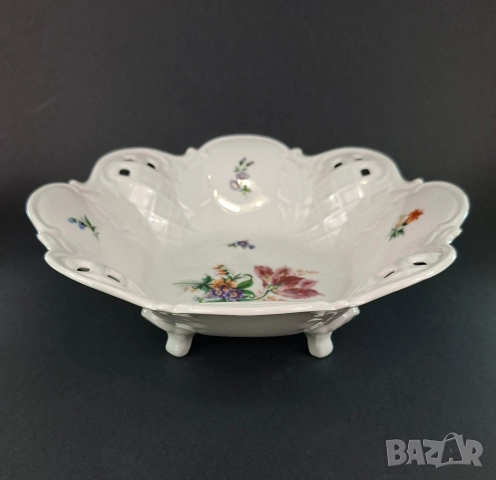 Порцеланова фруктиера на крачета с ажурен, ръб и флорална декорация