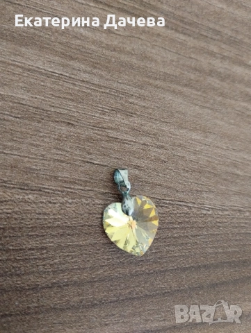 Продавам медальон че сърце СВАРОВСКИ , снимка 3 - Колиета, медальони, синджири - 51752960