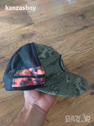 hurley the classics yupoong hat - страхотна шапка КАТО НОВА , снимка 5 - Шапки - 41846838