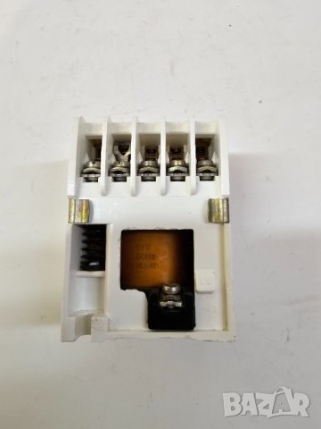 контактор контактори  24 волта променливо   има 5 контакта  х 6 Ампера, захранване 24  волта .