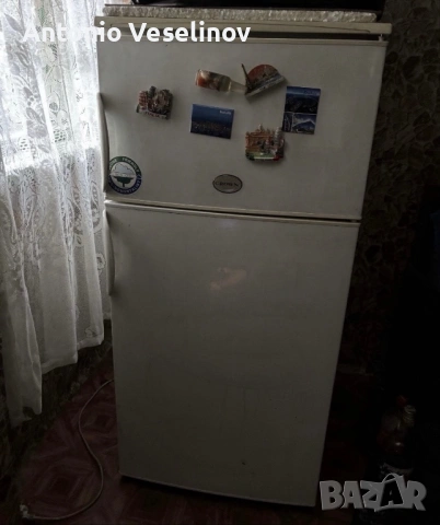 Хладилник с горна камера Crown