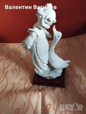 Каподимонте Момиче с пате порцелан бискуит , снимка 2 - Статуетки - 52104034