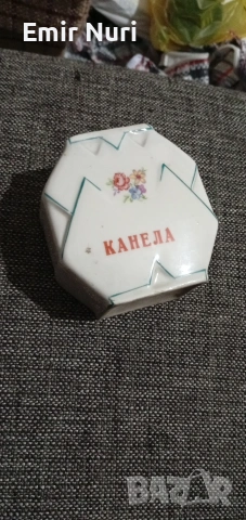 Продава се Винтиндж Порцеланов Буркан за канела 