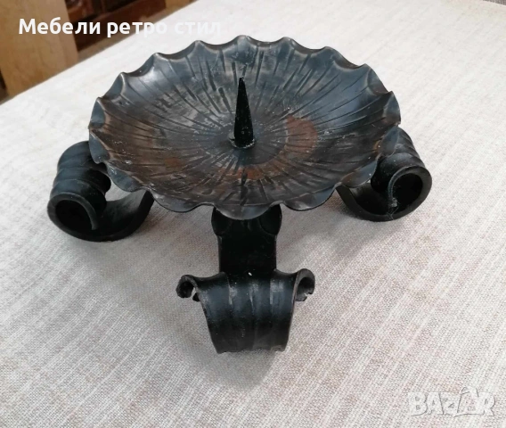 Винтидж свещник от ковано желязо с декоративни извити елементи. Подходящ за интериор.