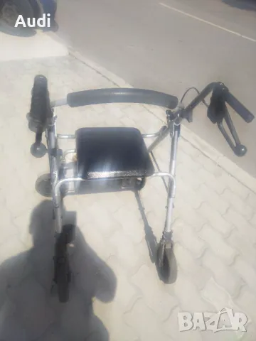 Сгъваема проходилка ролатор с мека седалка. Регулиране височината на ръкохватките., снимка 3 - Ролатори - 50408301