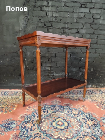 Старинна подвижна помощ на маса