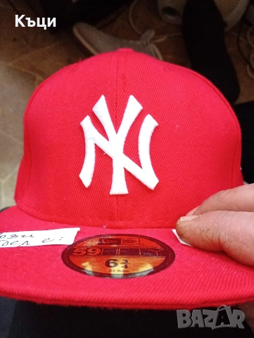 Червена шапка с козирка.