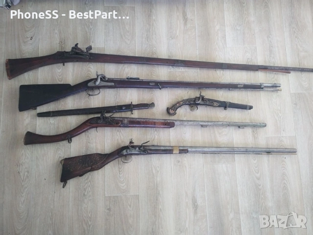 Стари предно пълнещи пушки и пищови