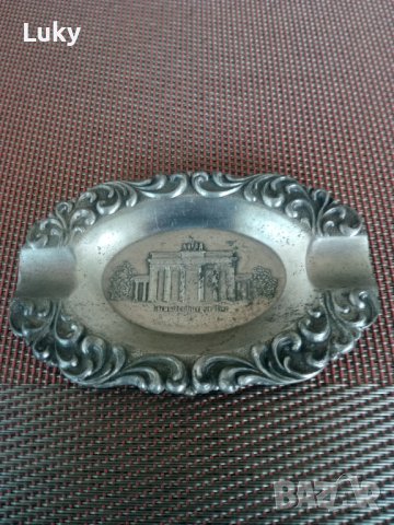 Продавам красив, старинен пепелник.Бранденбургска врата-Берлин.Маркиран., снимка 1