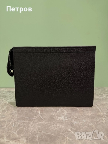 КАТО ЧИСТО НОВ Louis Vuitton Black Taiga Clutch , снимка 2 - Чанти - 52523438