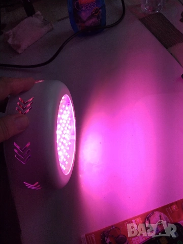 LED лампа за отглеждане на растения.